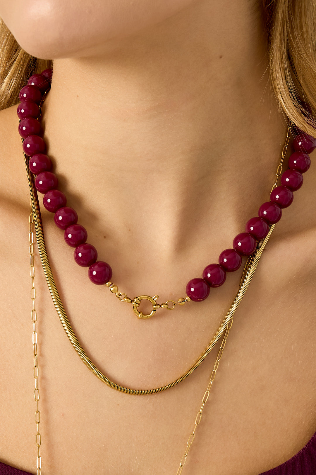 Necklace with beads and front closure